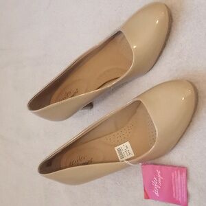 NWT Dexflex Comfort Patent Heels